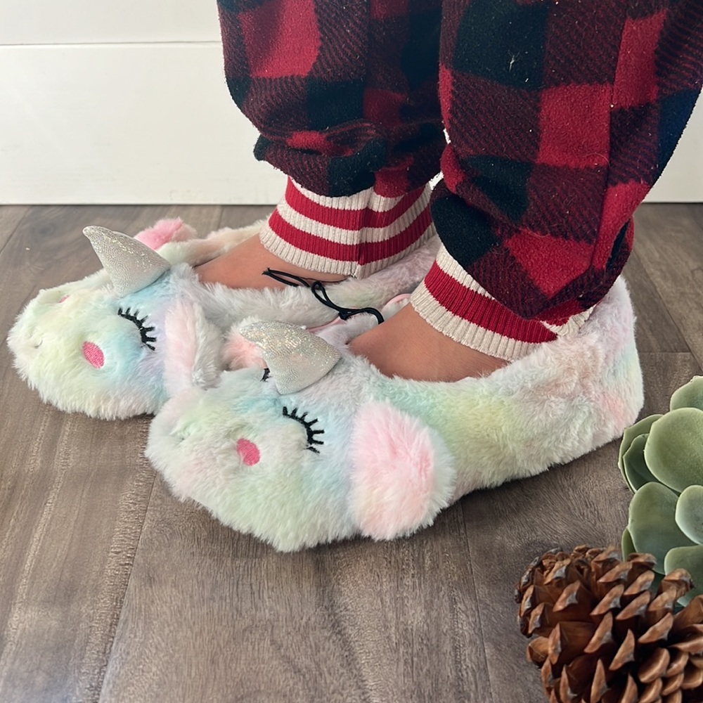 🎁4/$25 - ARDENE plush unicorn slippers - size 3/4 - NEW